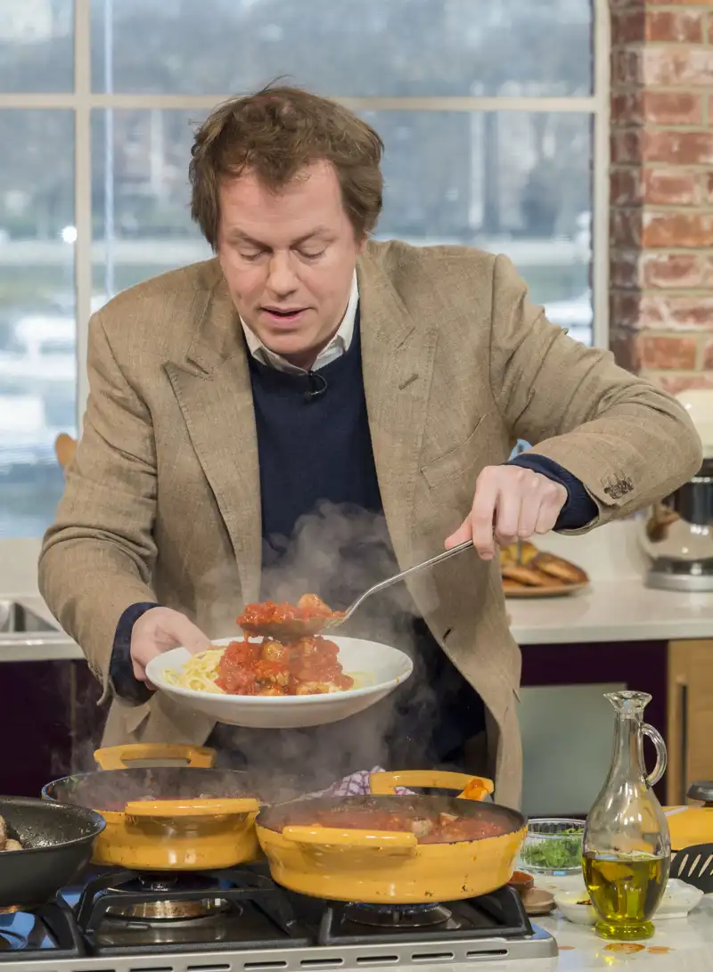 Tom Parker Bowles en un programa de cocina en 2013