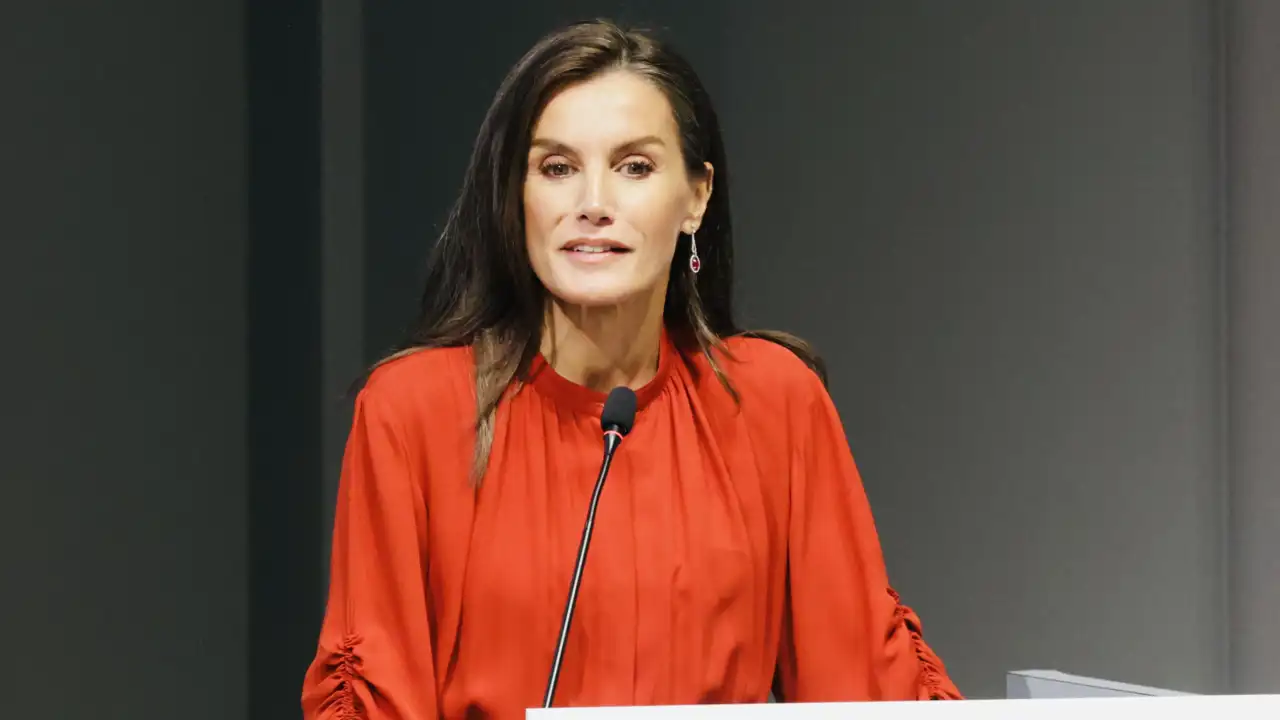 De Ferragamo y Furla: la Reina Letizia se enfunda en firmas italianas durante su visita a Milán y se apunta a una tendencia que triunfa en los desfiles de moda. 