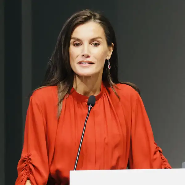 De Ferragamo y Furla: la Reina Letizia se enfunda en firmas italianas durante su visita a Milán y se apunta a una tendencia que triunfa en los desfiles de moda. 