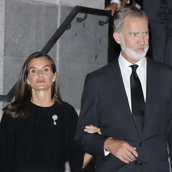 El Rey Felipe y Letizia, serios. 