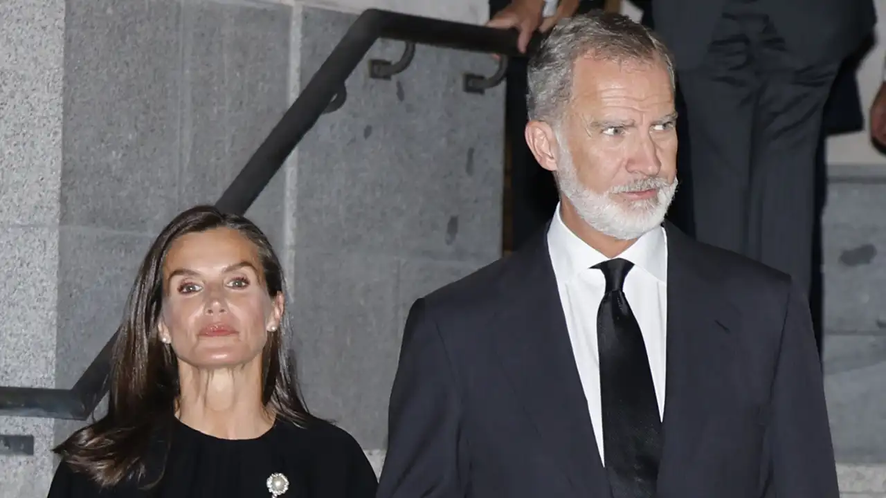 El Rey Felipe y Letizia, serios. 