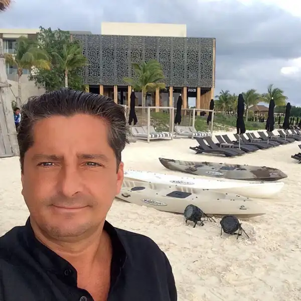 Hermano de Luis Miguel, en Cancún. 