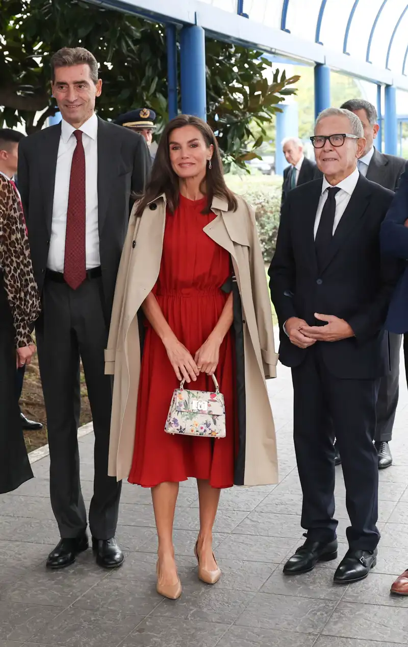 La Reina Letizia recicla bolso y vestido de firma italiana en Milán y hace un guiño a las tendencias de otoño