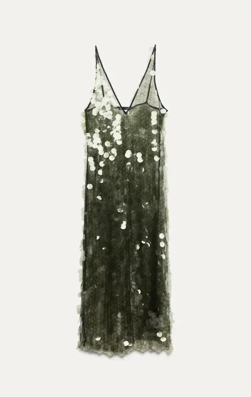 Vestido midi lentejuelas verde de Zara 59,95 euros 