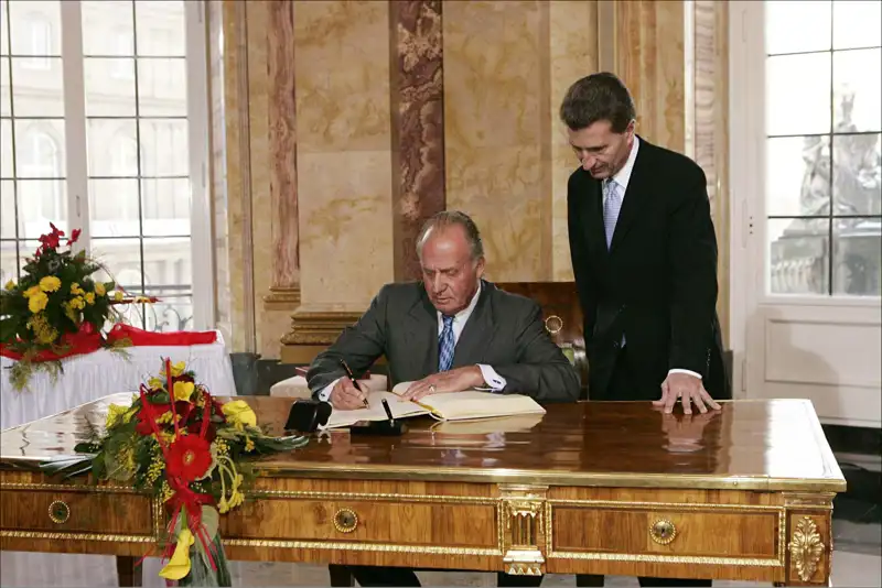 Juan Carlos I firmando en el Libro de Honor del Ayuntamiento de Stuttgart en 2006