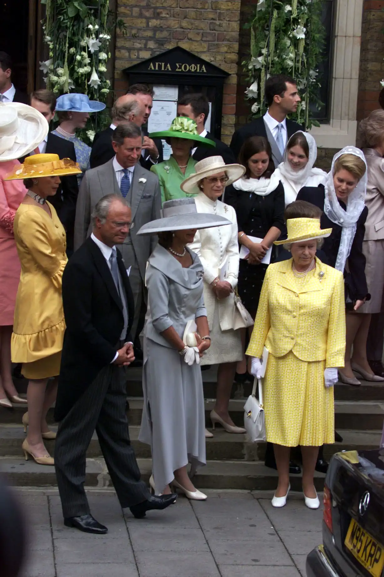 La Reina Isabel II y su 'polka dot' amarillo  