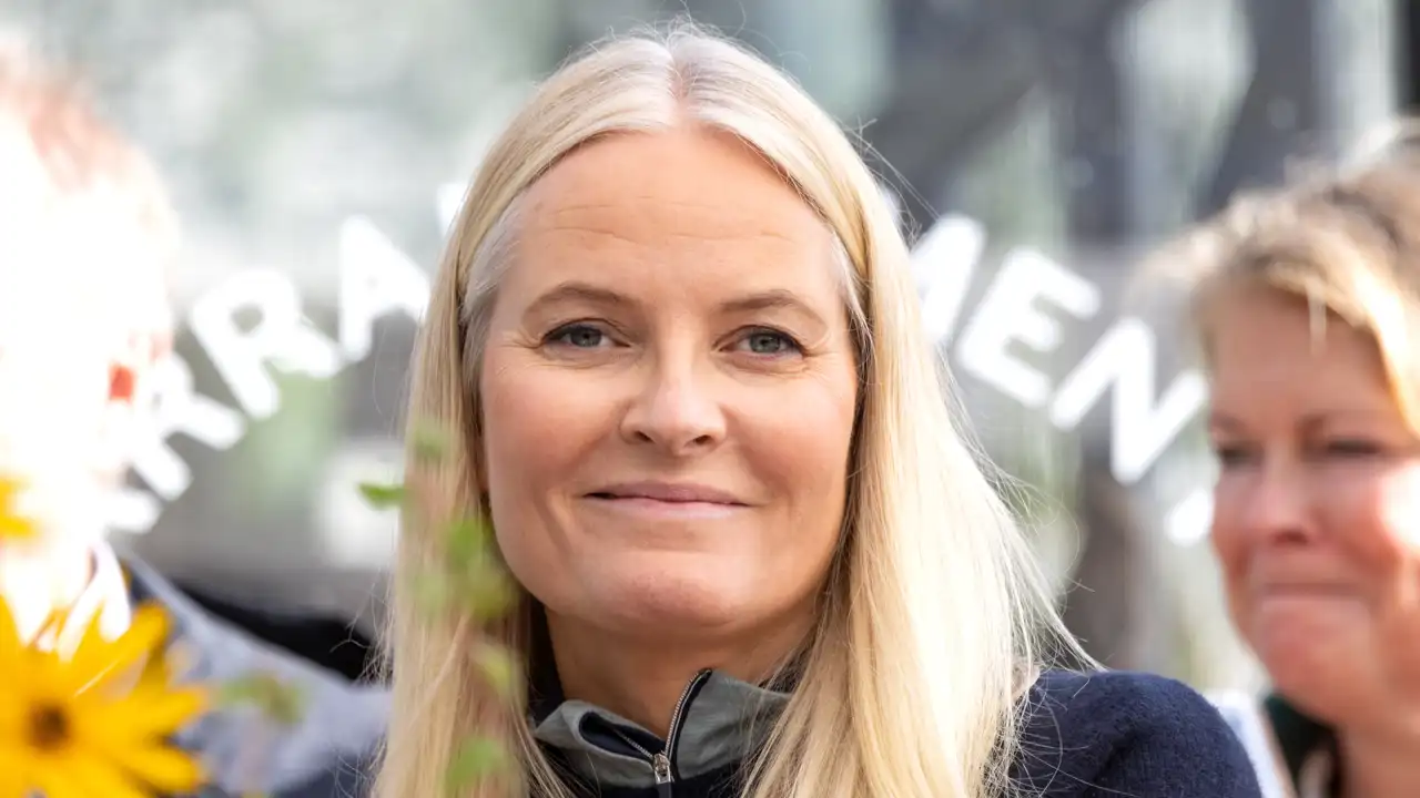 Mette-Marit en un jardín de Oslo