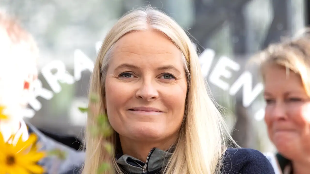 La prensa noruega sentencia a Mette-Marit al pillarla de compras con su hijo, Marius Borg, tras el escándalo