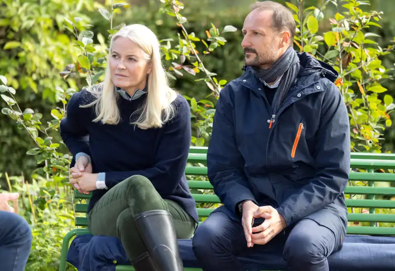 Mette-Marit y el Príncipe Haakon de Noruega en un jardín de Oslo