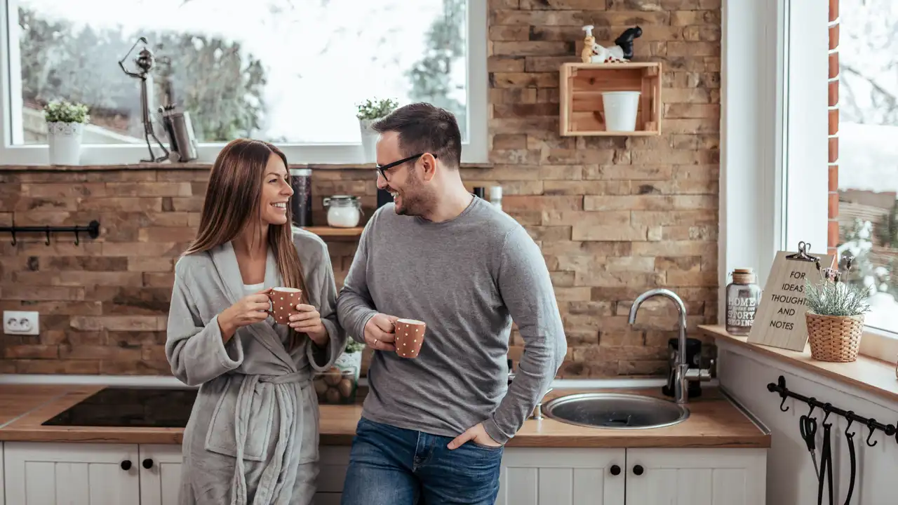 Pareja desayuno en la cocina