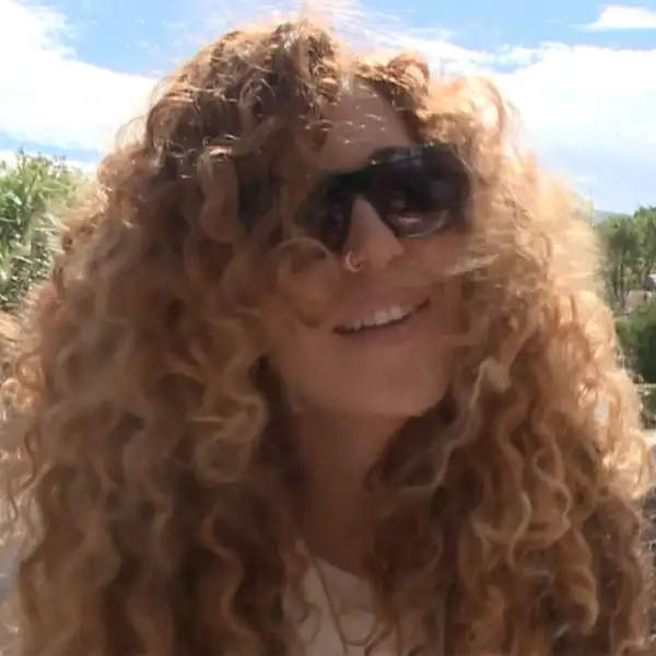 Sofía Cristo con gafas de sol