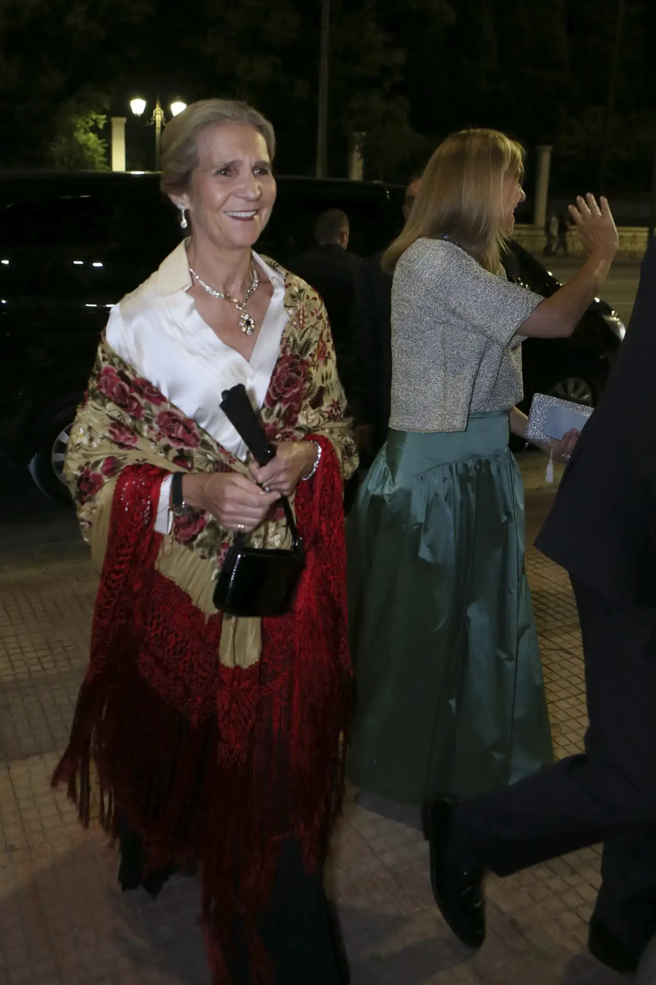 La infanta Elena con un mantón de manila