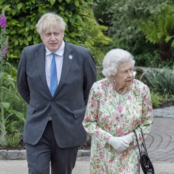 Boris Johnson revela en sus memorias la enfermedad por la que habría fallecido Isabel II