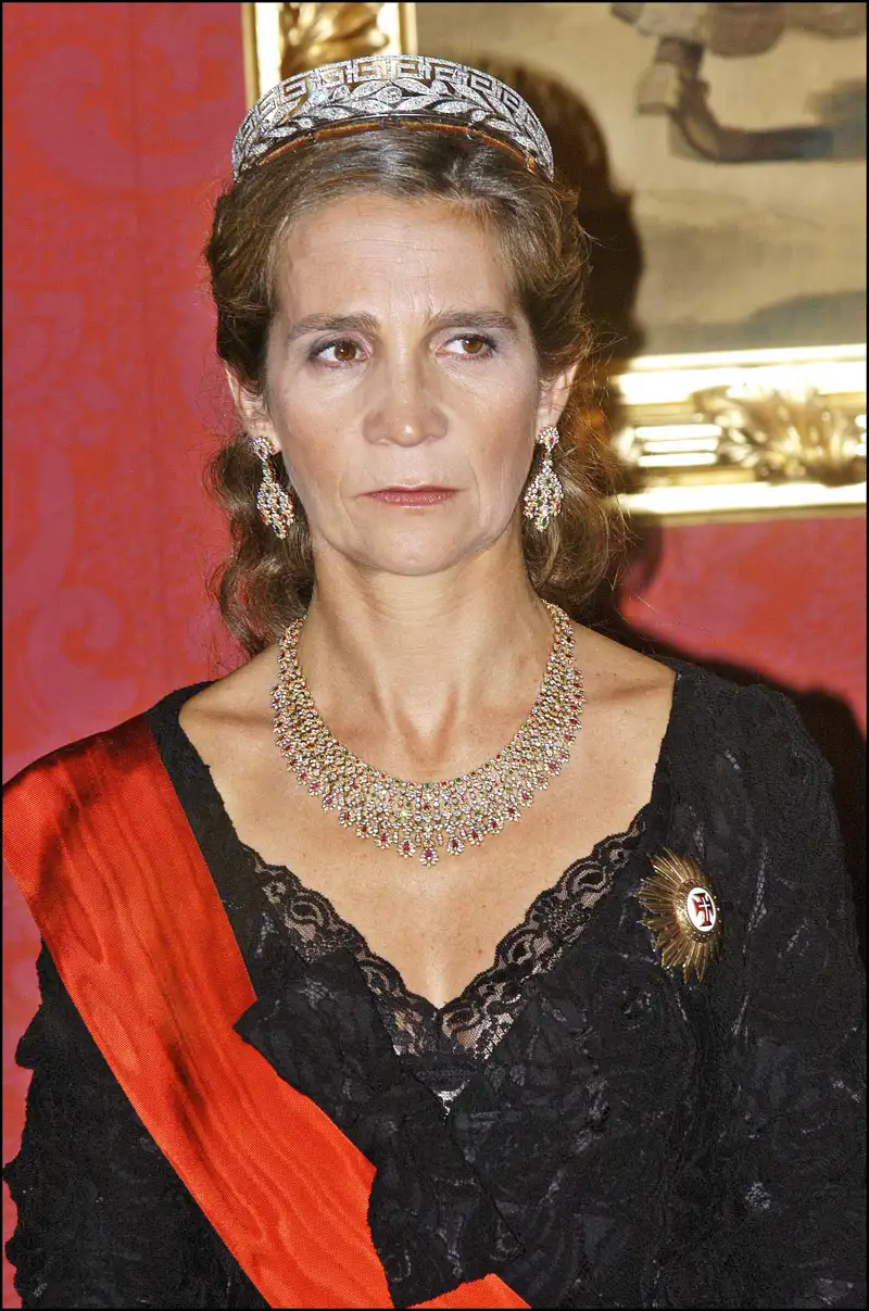 El collar de flecos de la Infanta Elena