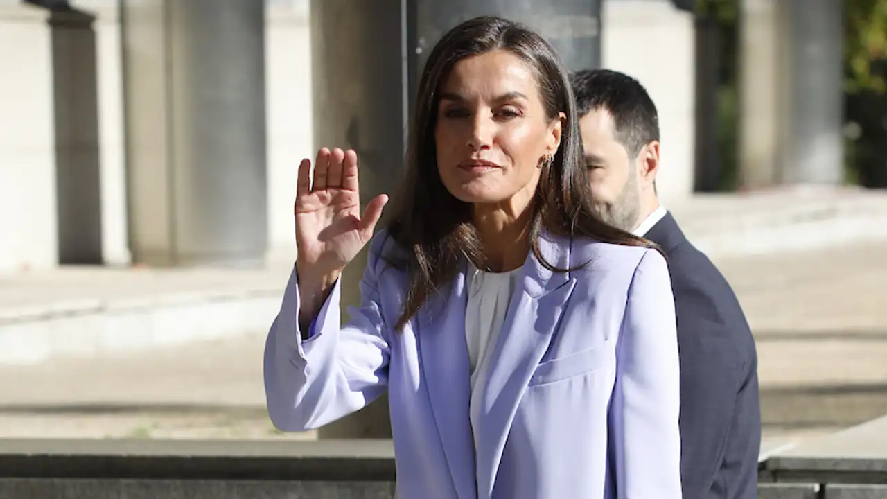 La Reina Letizia reta al otoño con su traje sastre 'made in Spain' y recicla su bolso más ponible 