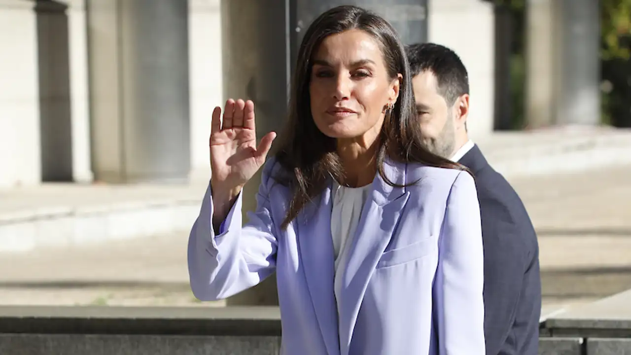 La Reina Letizia reta al otoño con su traje sastre 'made in Spain' y recicla su bolso más ponible 