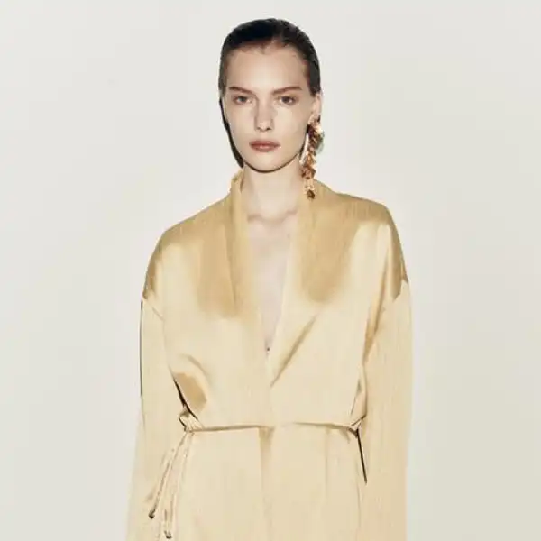 Zara adelanta tendencias de otoño con estos 4 preciosos kimonos: elegantes y favorecedores