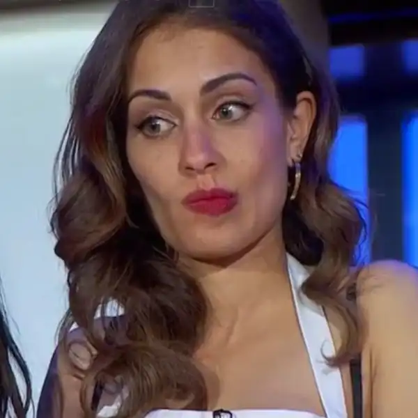 Hiba Abouk, sorprendida tras el abandono de un compañero en Masterchef Celebrity.