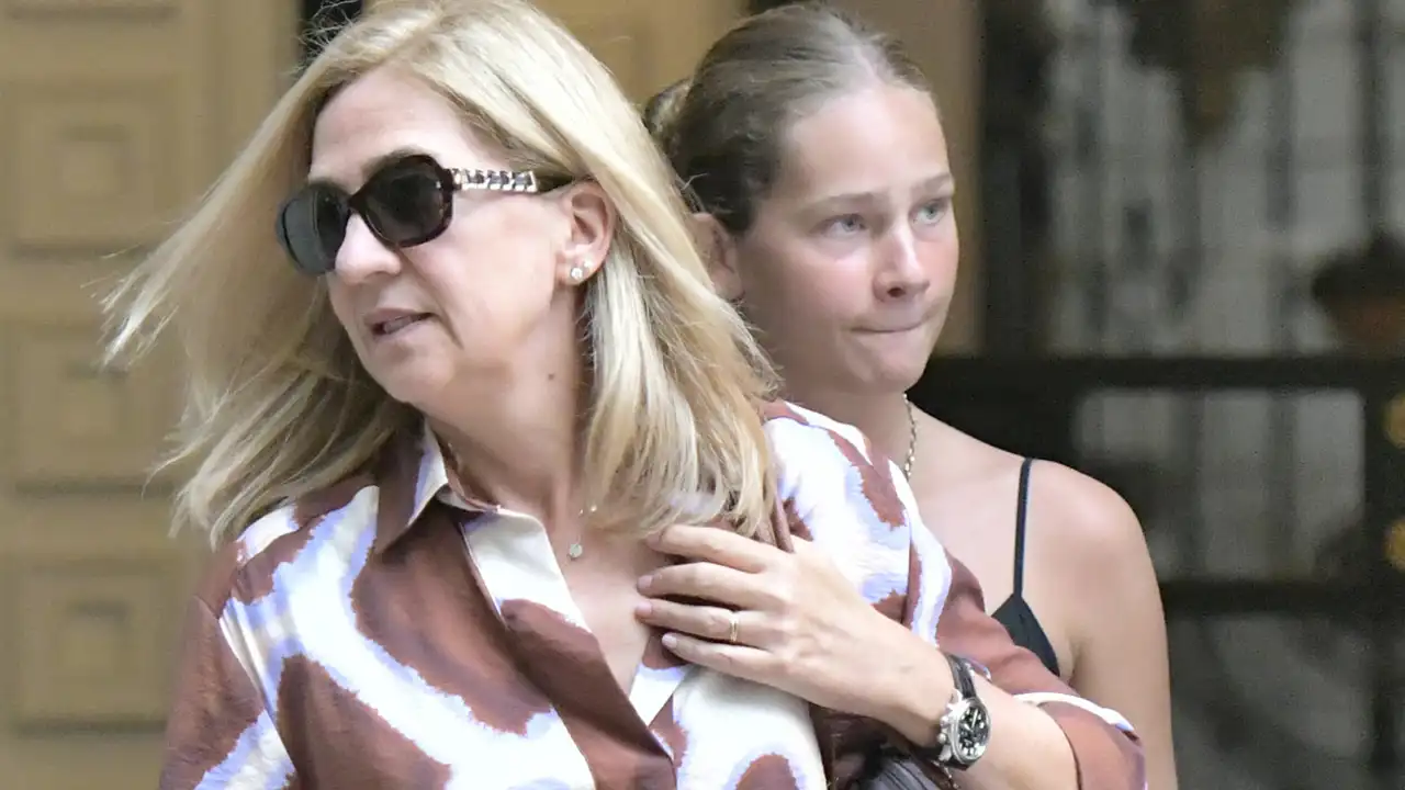 La infanta Cristina e Irene Urdangarin, por las calles de Madrid. 