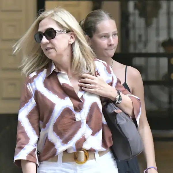 La infanta Cristina e Irene Urdangarin, por las calles de Madrid. 