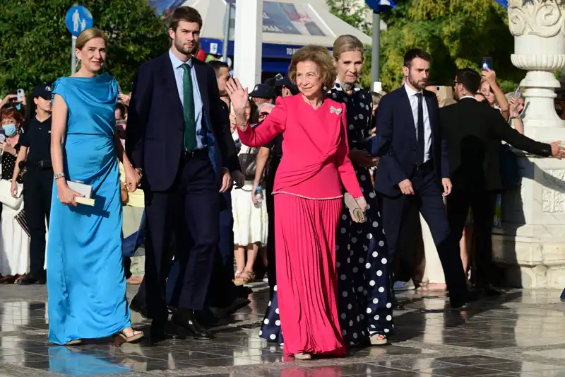 La infanta Cristina opta por un vestido azul satinado. 