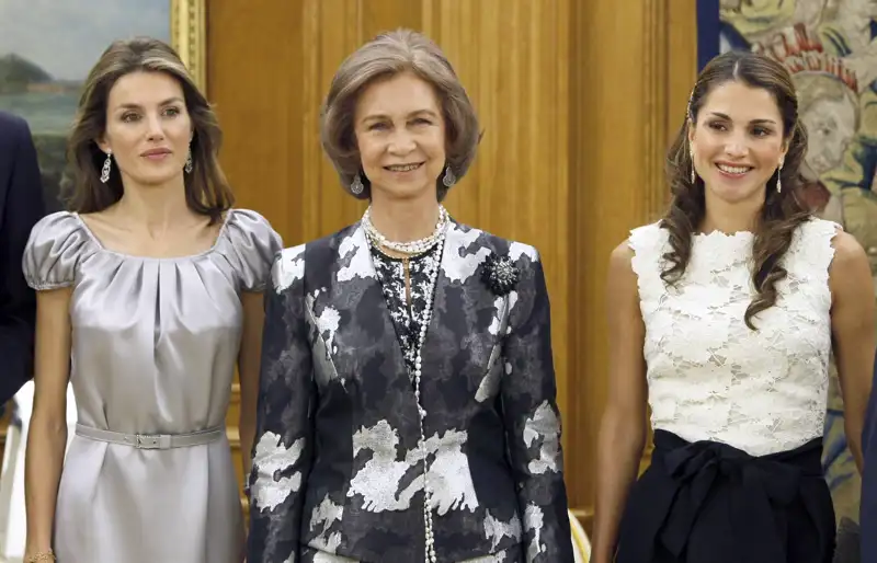 La Reina Letizia junto a la Reina Sofía y la Reina Ramia en el año 2008