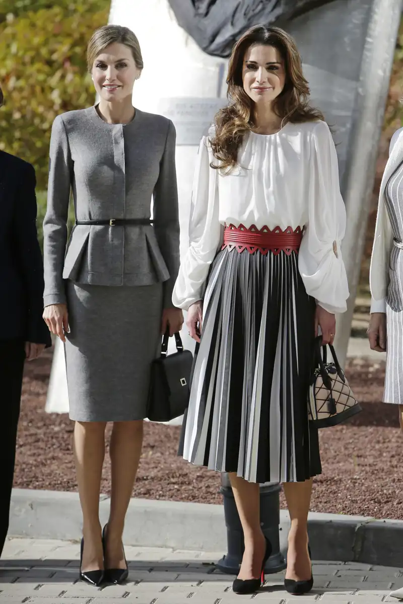 Los estilismos de Rania de Jordania y la Reina Letizia en su visita al Severo Ochoa 