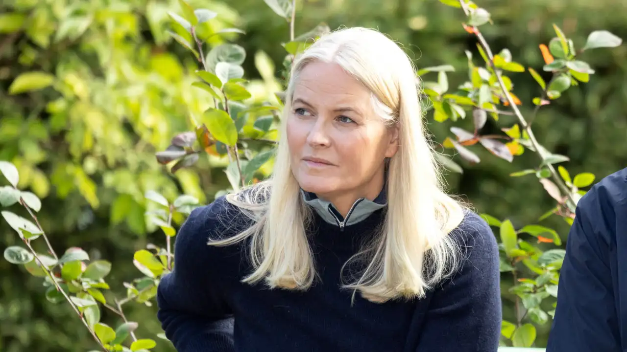 Mette-Marit de Noruega durante una visita a un pueblo