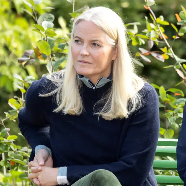 Mette-Marit de Noruega durante una visita a un pueblo