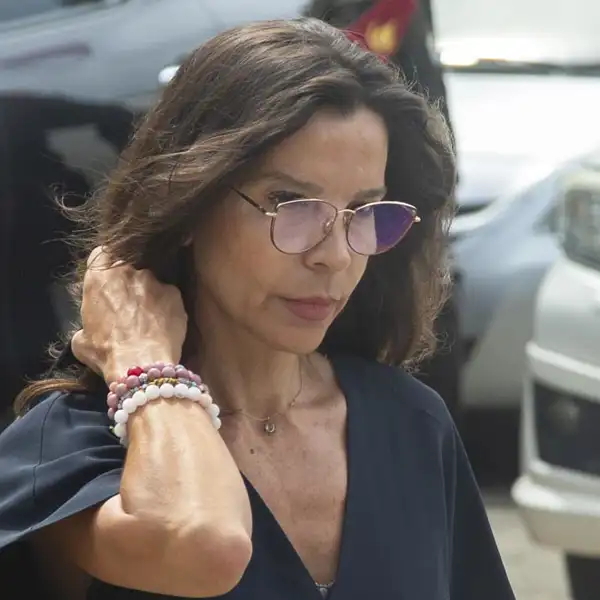 Silvia Bronchalo luce varias pulseras, de las que conocemos su verdadero significado