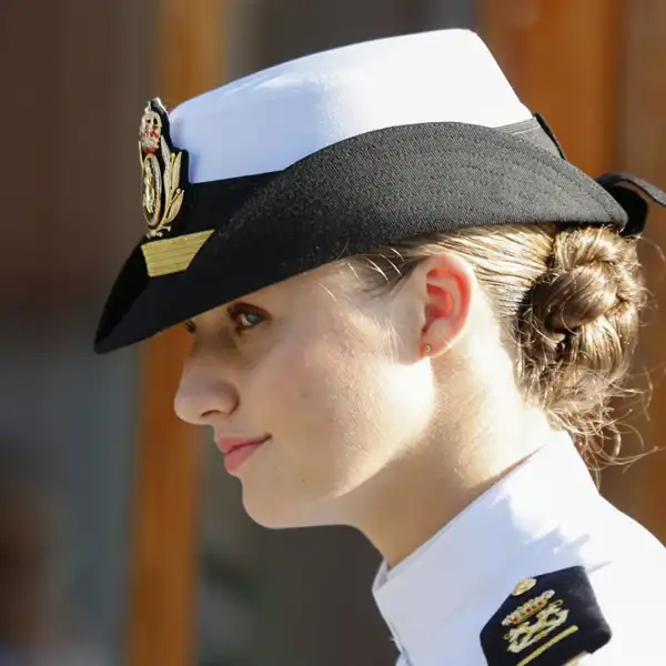 La Princesa Leonor completamente protegida en la Escuela Naval de Marín