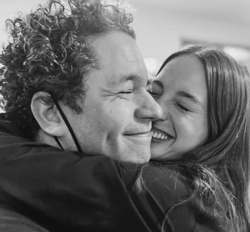 María Valverde y Gustavo Dudamel, en actitud cómplice