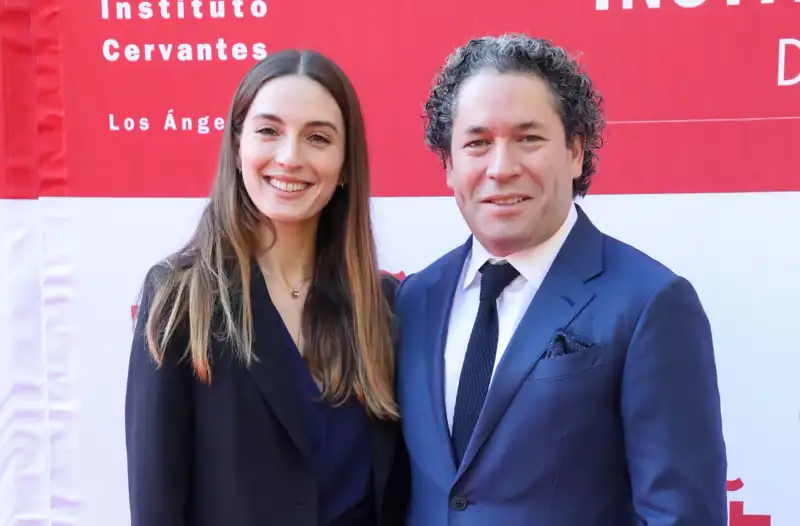 María Valverde y Gustavo Dudamel posan durante un evento en Los Ángeles