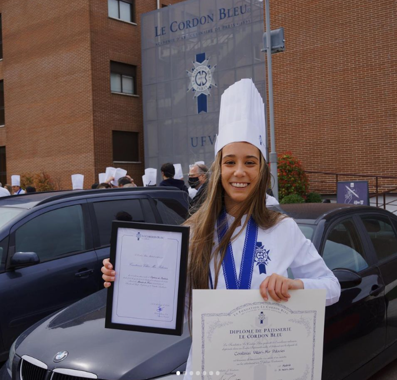 Costanza Villar Mir con su diploma