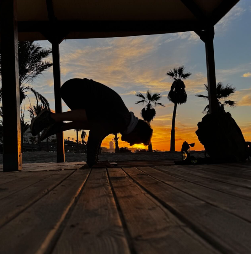 Fernando Marcos, practicando yoga en la playa. 