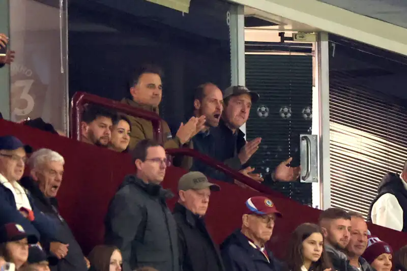 Guillermo de Gales con amigos viendo un partido de la Champions esta semana