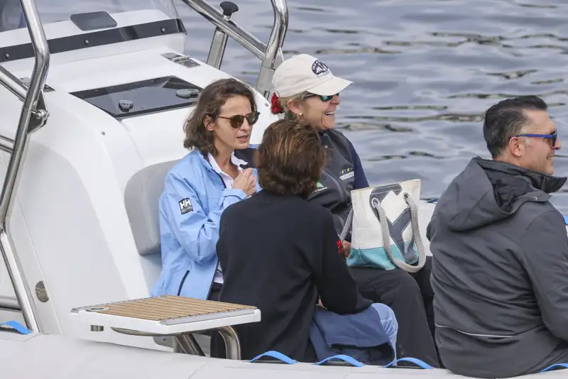 La infanta Elena y la biógrafa del Rey, en Sanxenxo. 