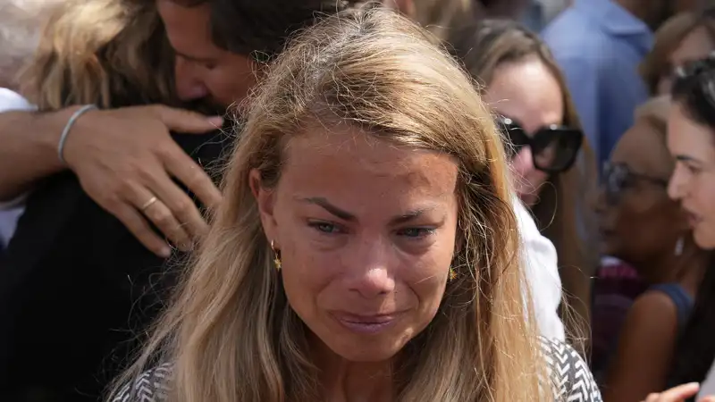 Carla Goyanes en la misa funeral por la muerte de su hermana