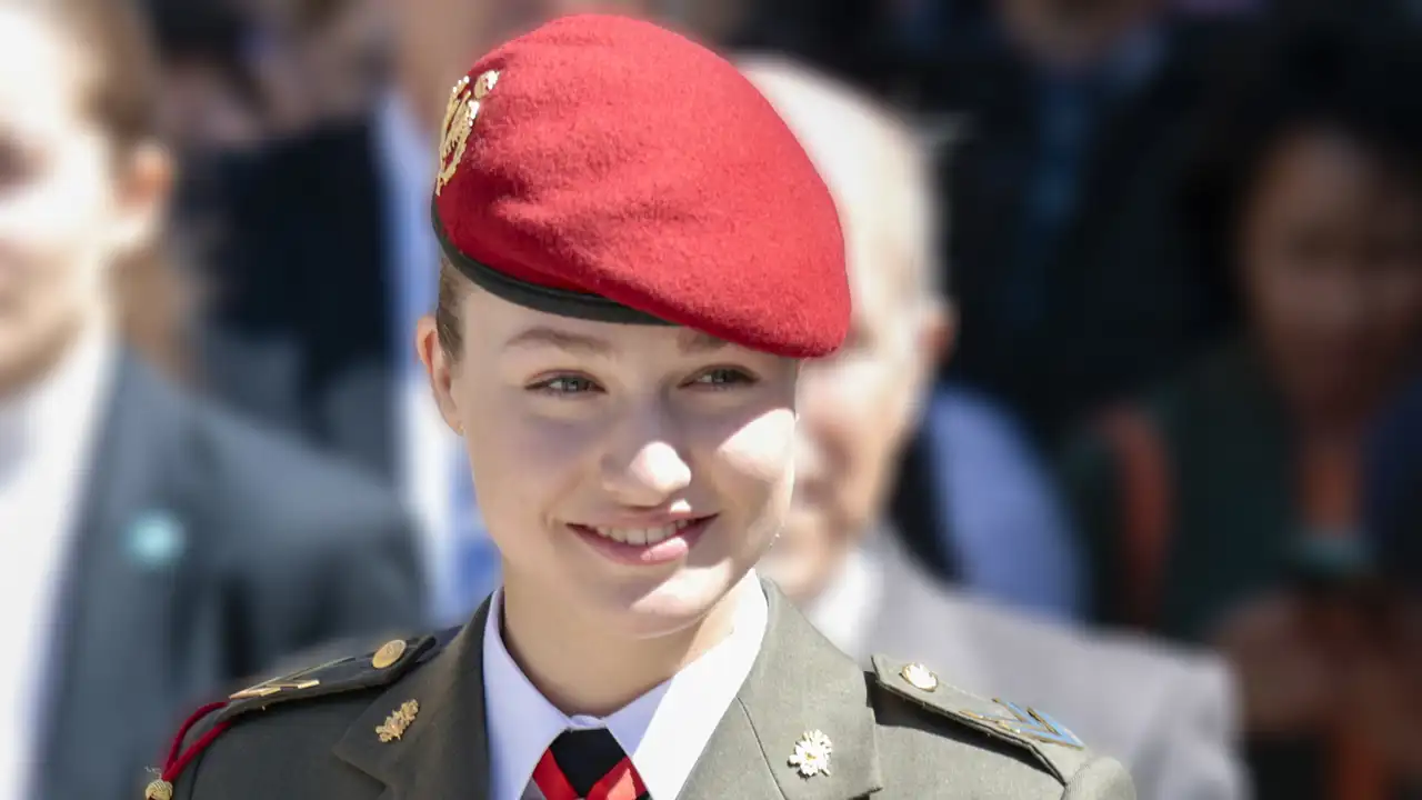 La Princesa Leonor con uniforme militar y boina roja