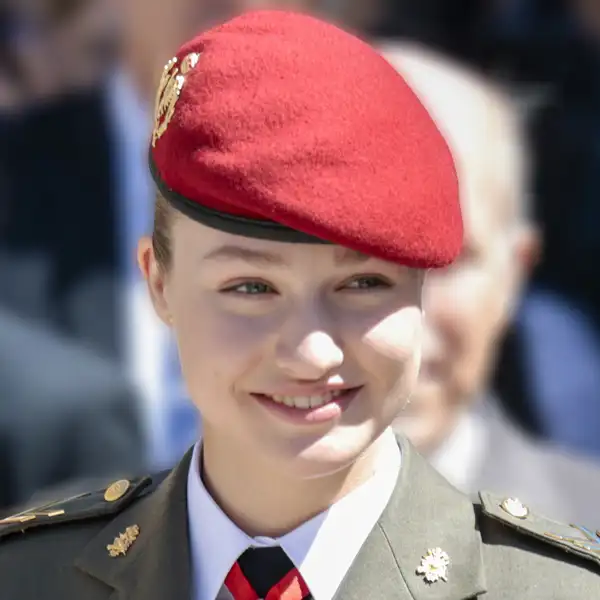 La Princesa Leonor con uniforme militar y boina roja