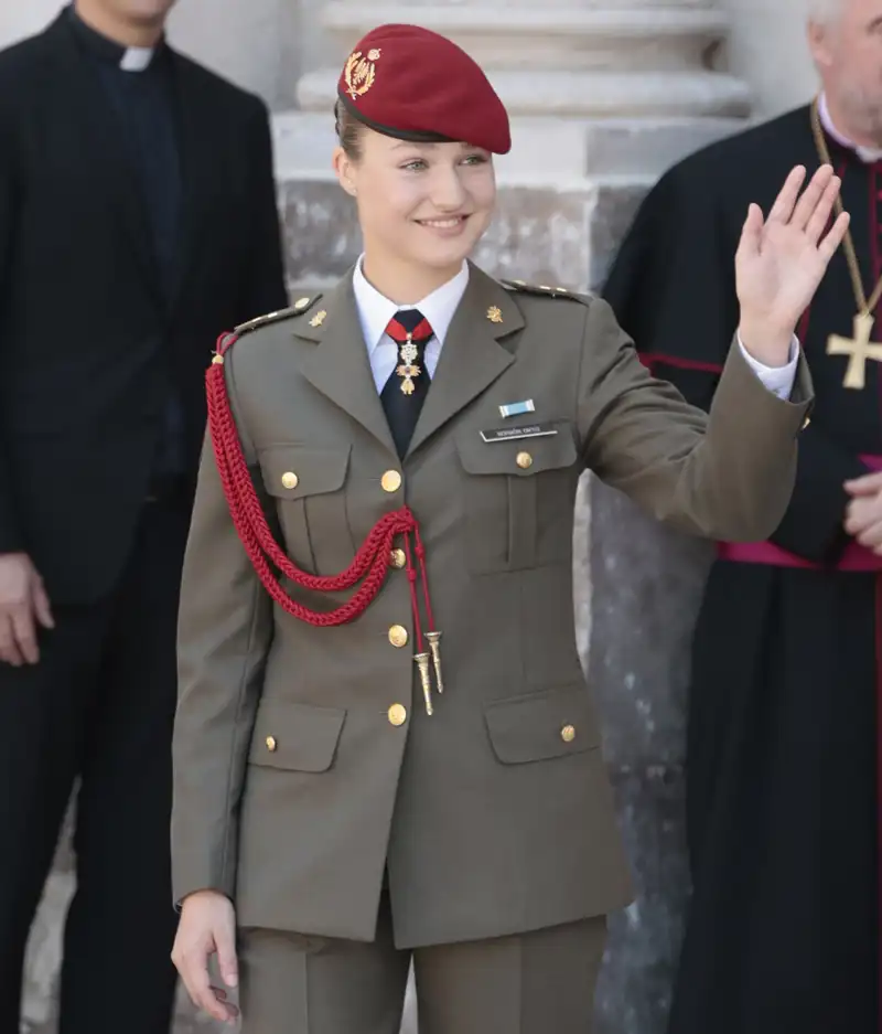 La Princesa Leonor, con uniforme y saludando