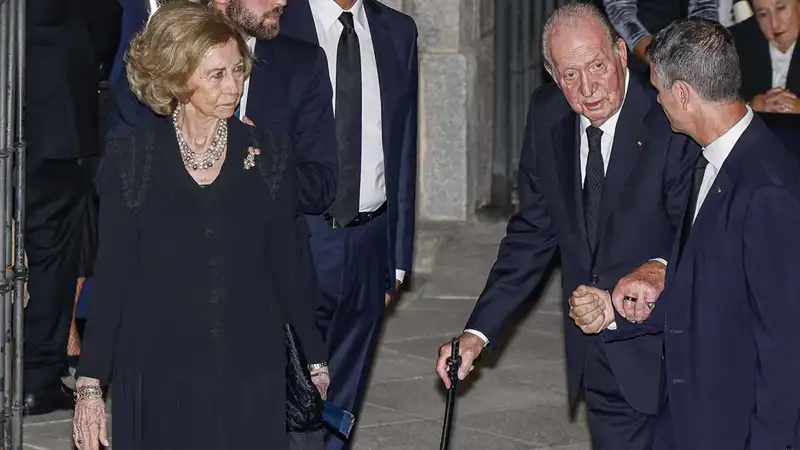 El Rey Juan Carlos junto a la Reina Sofía y uno de sus hombres de confianza