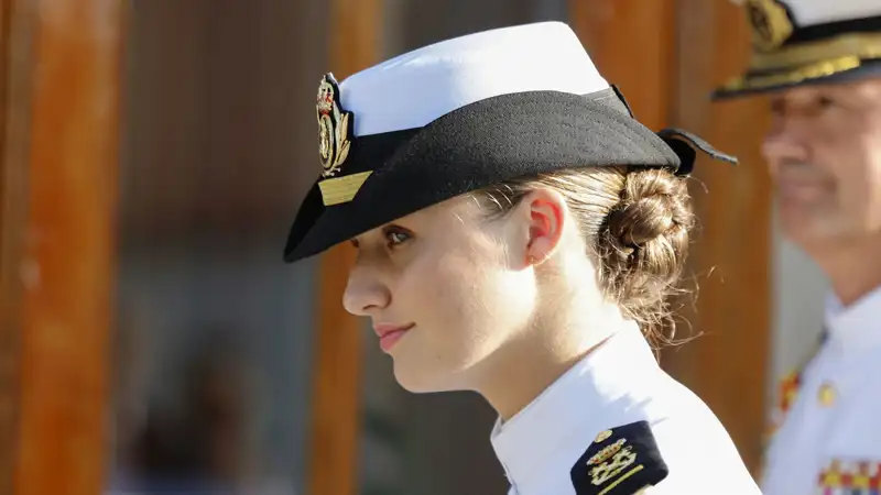 La Princesa Leonor completamente protegida en la Escuela Naval de Marín