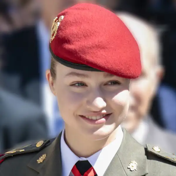 La Princesa Leonor con uniforme militar y boina roja