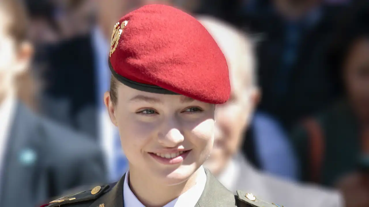 La Princesa Leonor con uniforme militar y boina roja