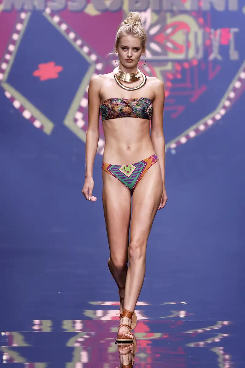 Miss Bikini desfila en la pasarela de Expo Meloneras para la GCSW 2024 