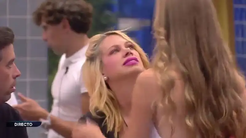 Silvia abraza a Vanessa en Gran Hermano.