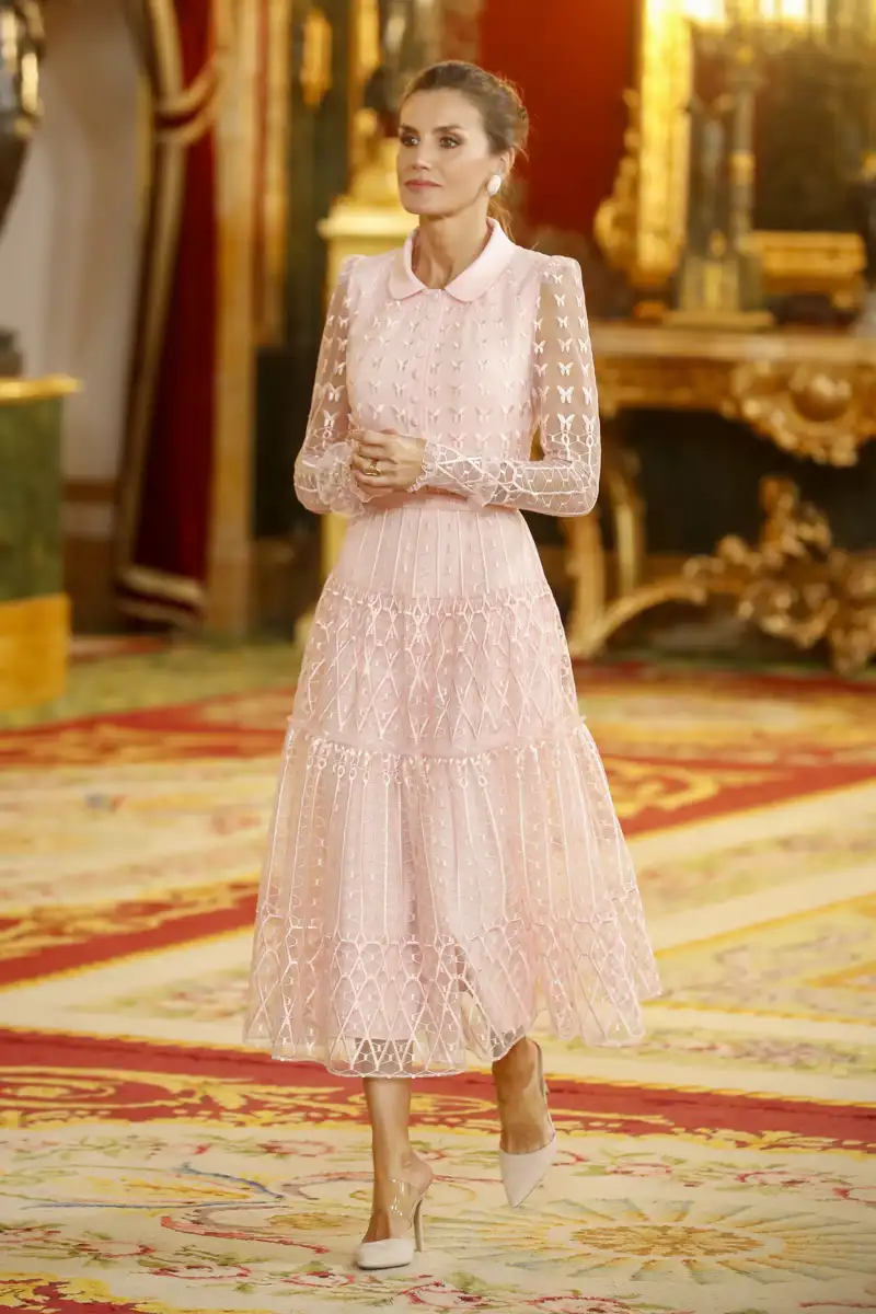 El precioso vestido bordado rosa maquillaje que la Reina Letizia lució durante el día de la Hispanidad en 2019