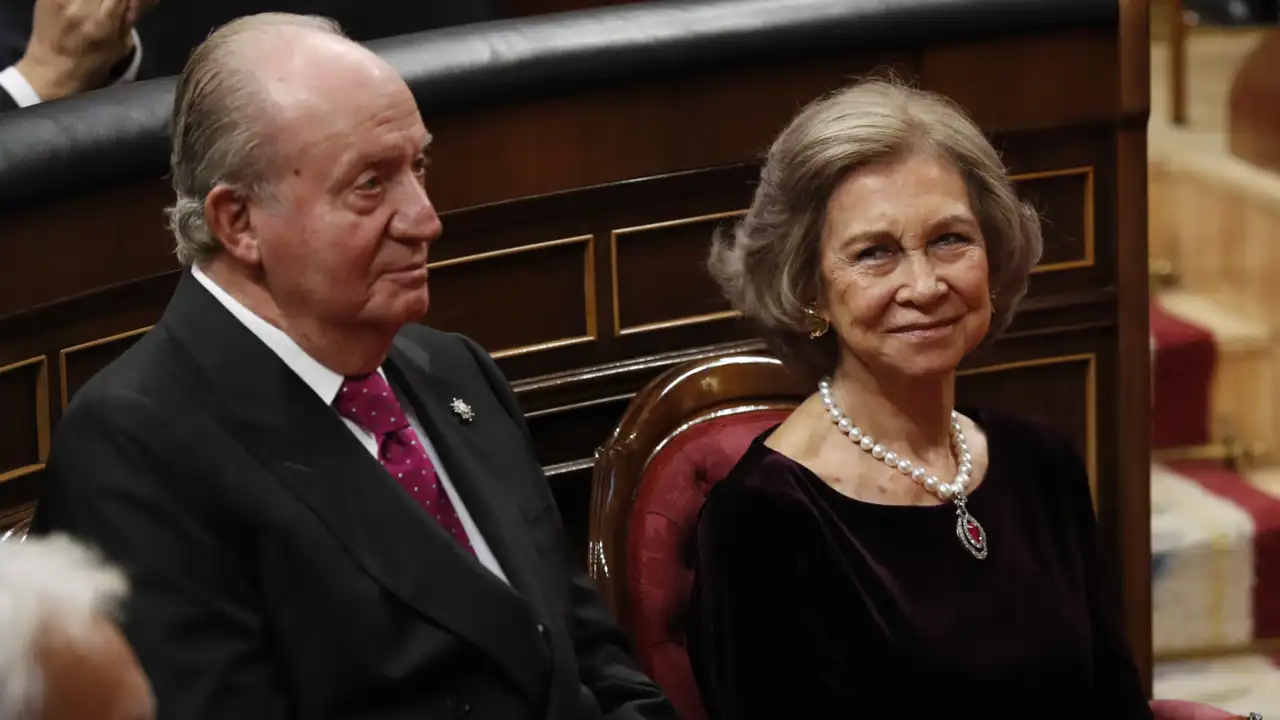 El Rey Juan carlos y la Reina Sofía durante un acto