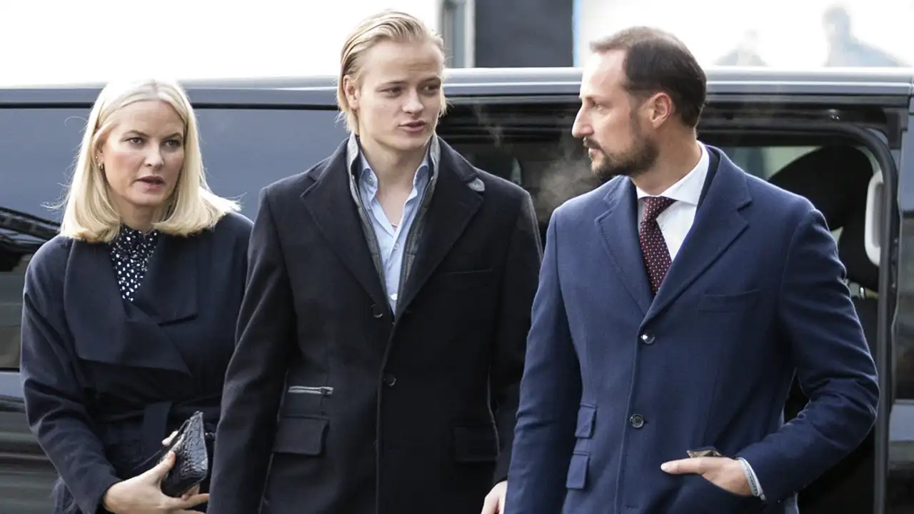 Haakon de Noruega, Mette Marit y Marius en Oslo.